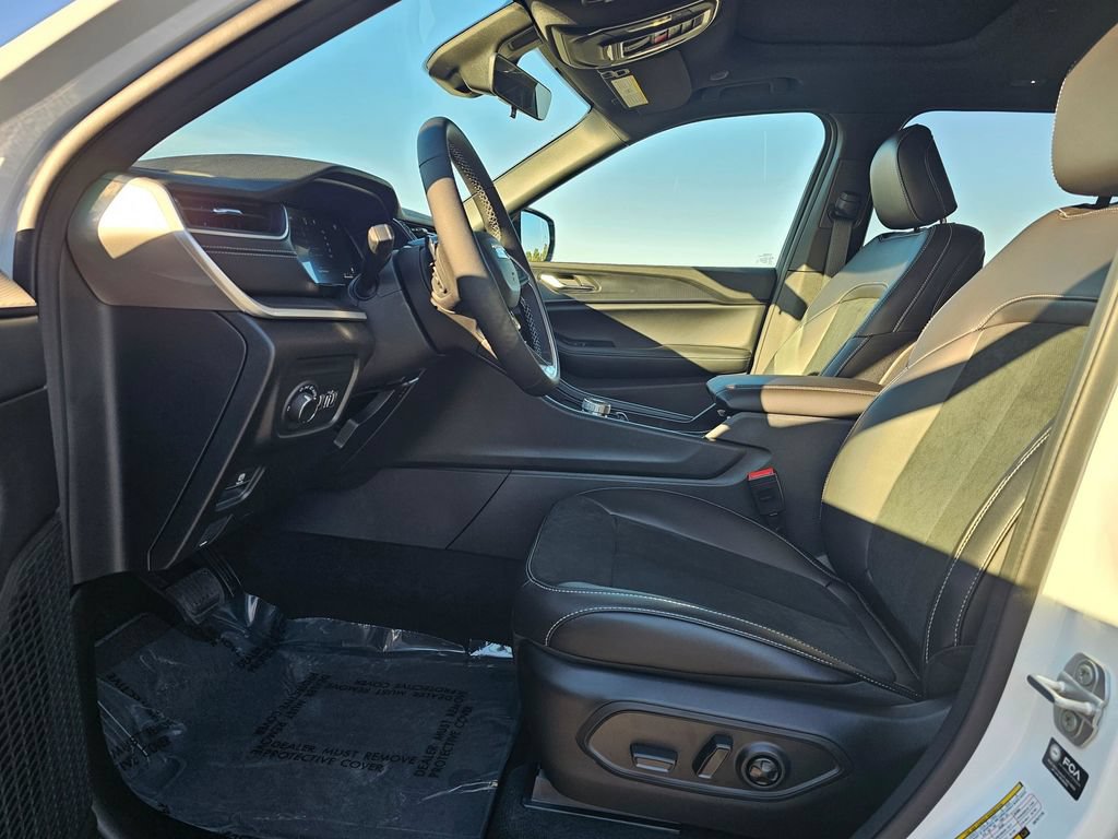 New 2025 Jeep Grand Cherokee Altitude AWD/4WD image 11