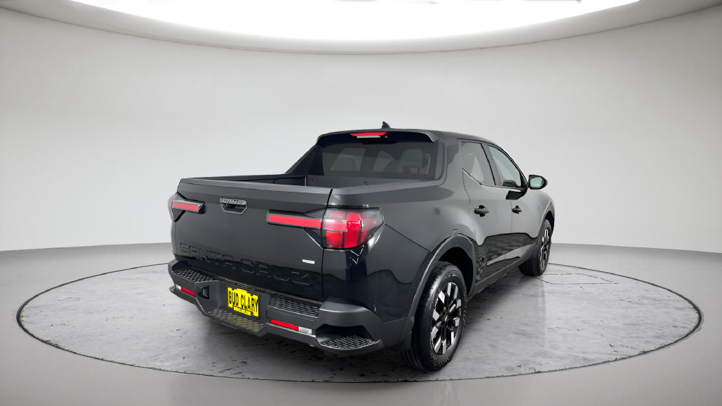 Used 2025 Hyundai Santa Cruz SE AWD/4WD image 5