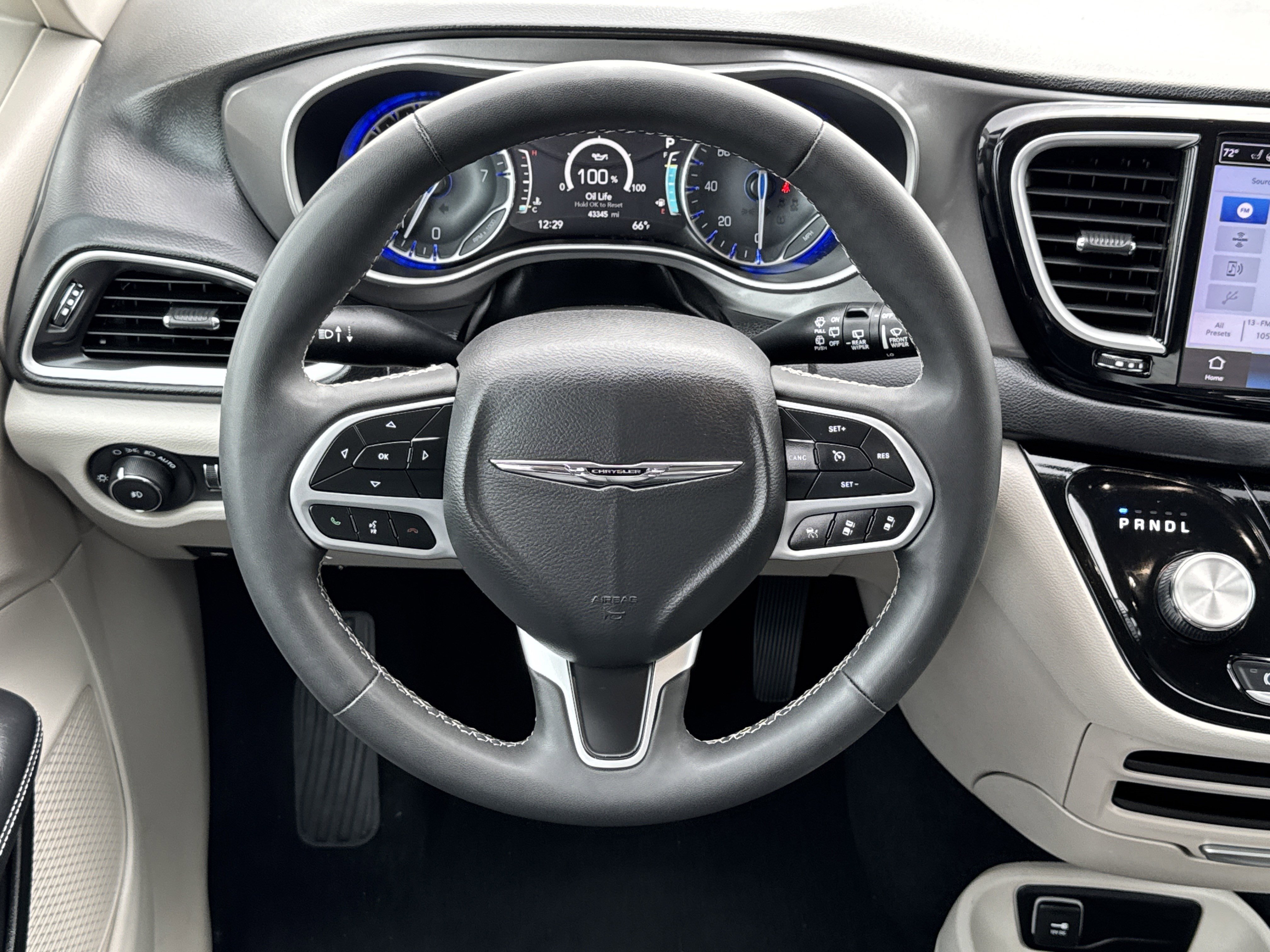 Used 2023 Chrysler Pacifica Touring-L image 15