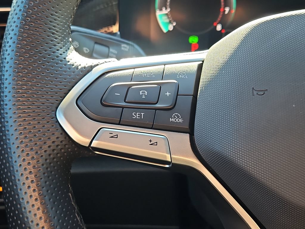 Used 2026 Volkswagen Tiguan SE R-Line AWD/4WD image 25