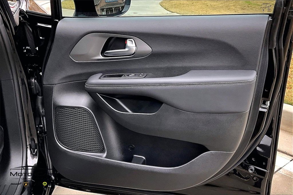 Used 2025 Chrysler Pacifica Select image 22