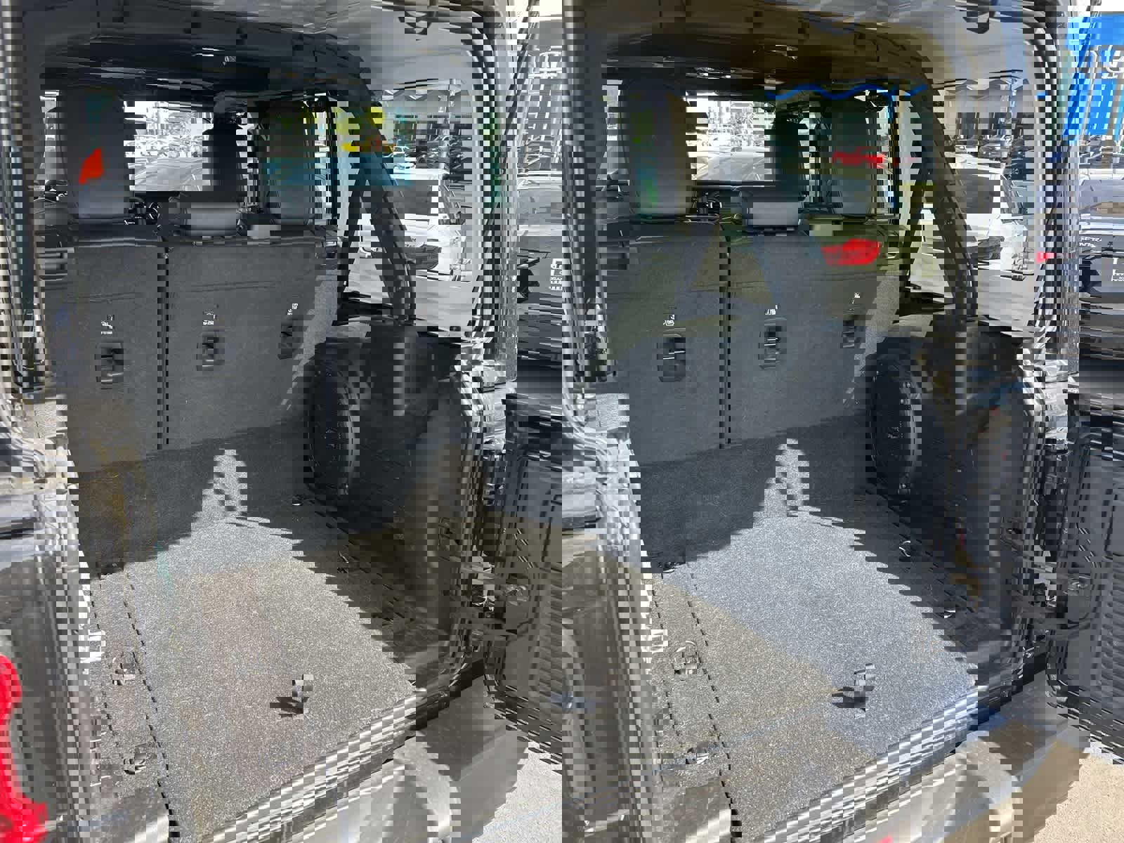 Used 2023 Jeep Wrangler Sahara image 33