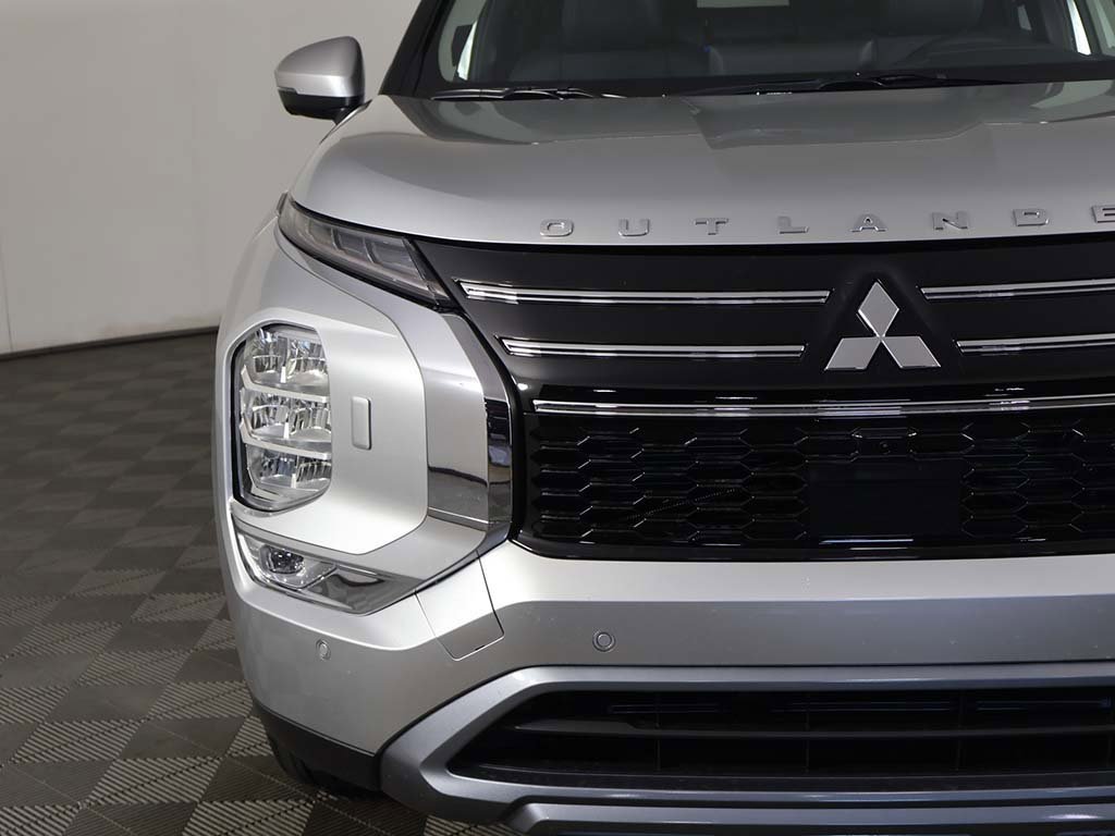 New 2025 Mitsubishi Outlander SE image 16