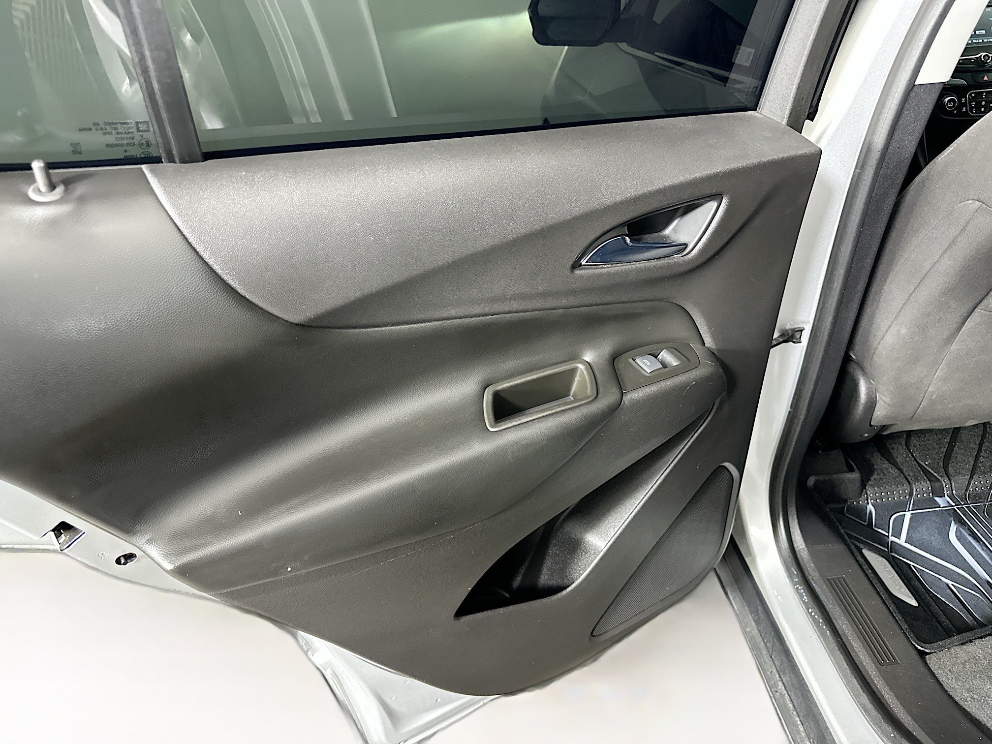 Used 2018 Chevrolet Equinox LT FWD image 25