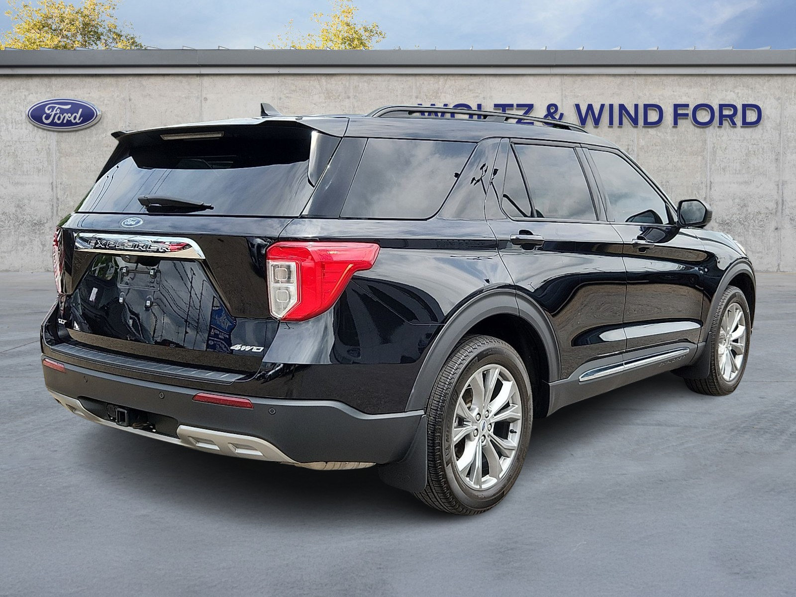 Used 2023 Ford Explorer XLT w/ Equipment Group 202A AWD/4WD image 6