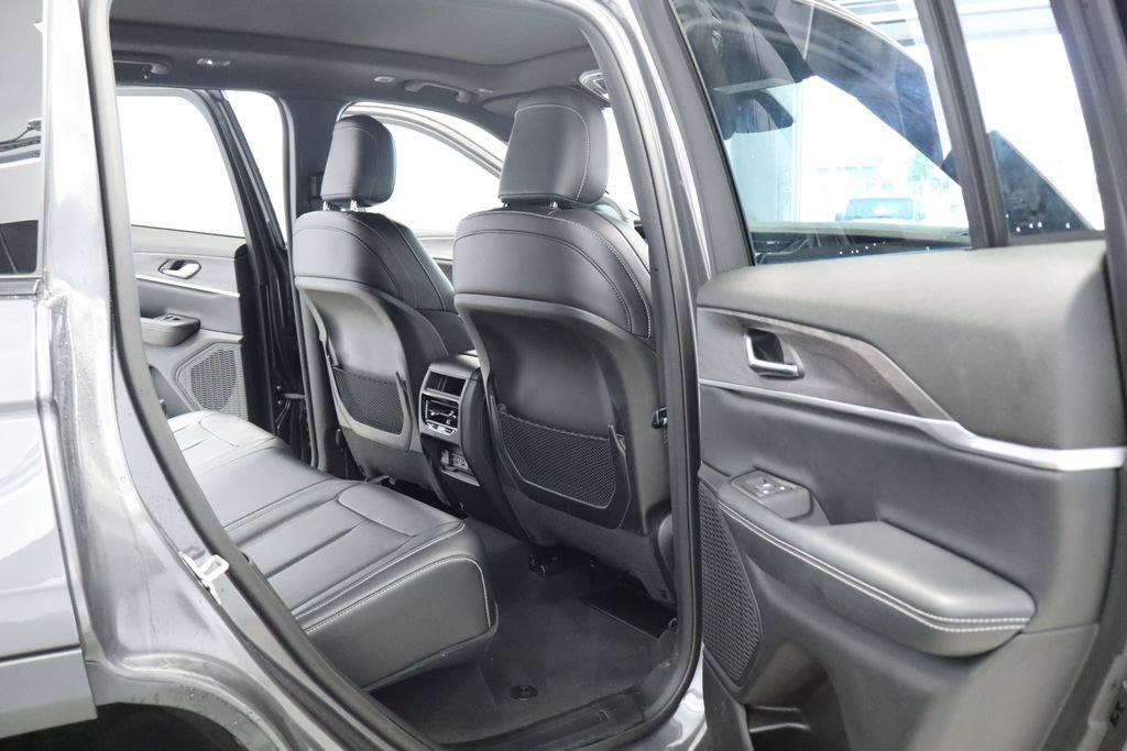 Used 2024 Jeep Grand Cherokee Limited w/ Black Appearance Package AWD/4WD image 17