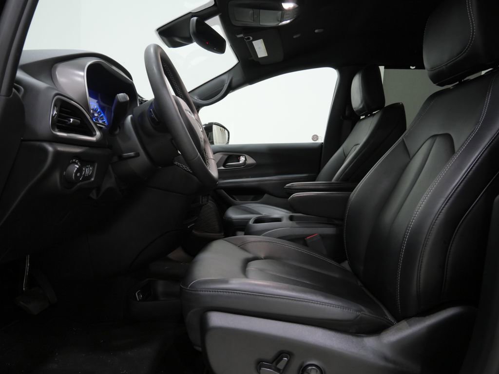 Used 2025 Chrysler Pacifica Select FWD image 12