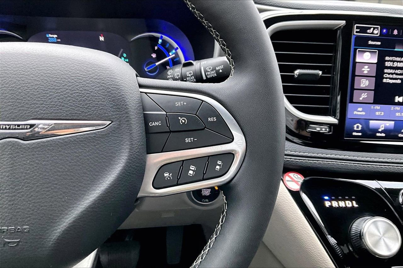 Certified 2024 Chrysler Pacifica Select image 31