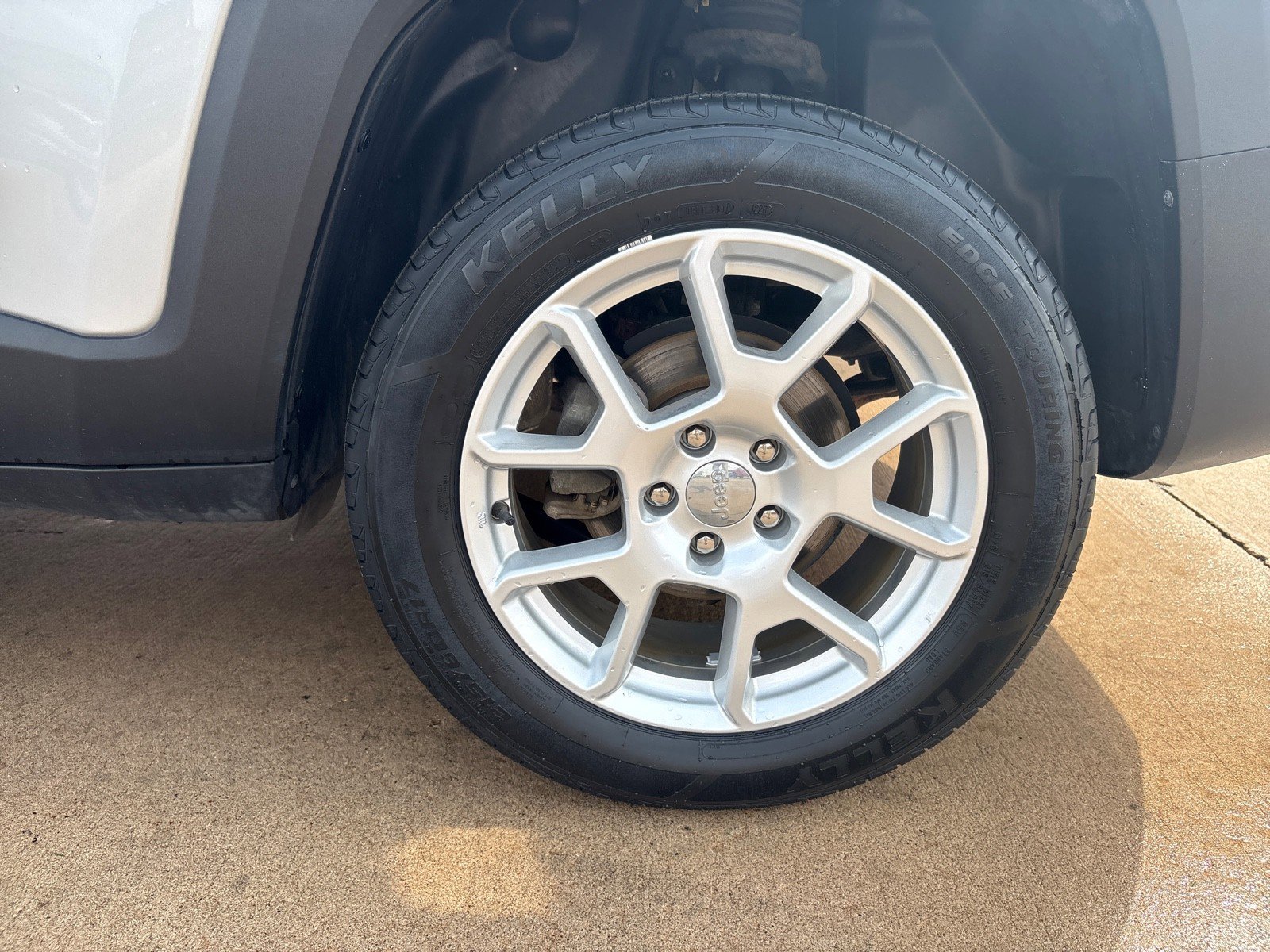 Used 2019 Jeep Renegade Latitude AWD/4WD image 11