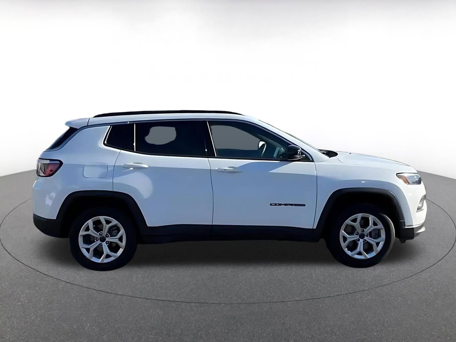 Used 2025 Jeep Compass Latitude AWD/4WD image 16