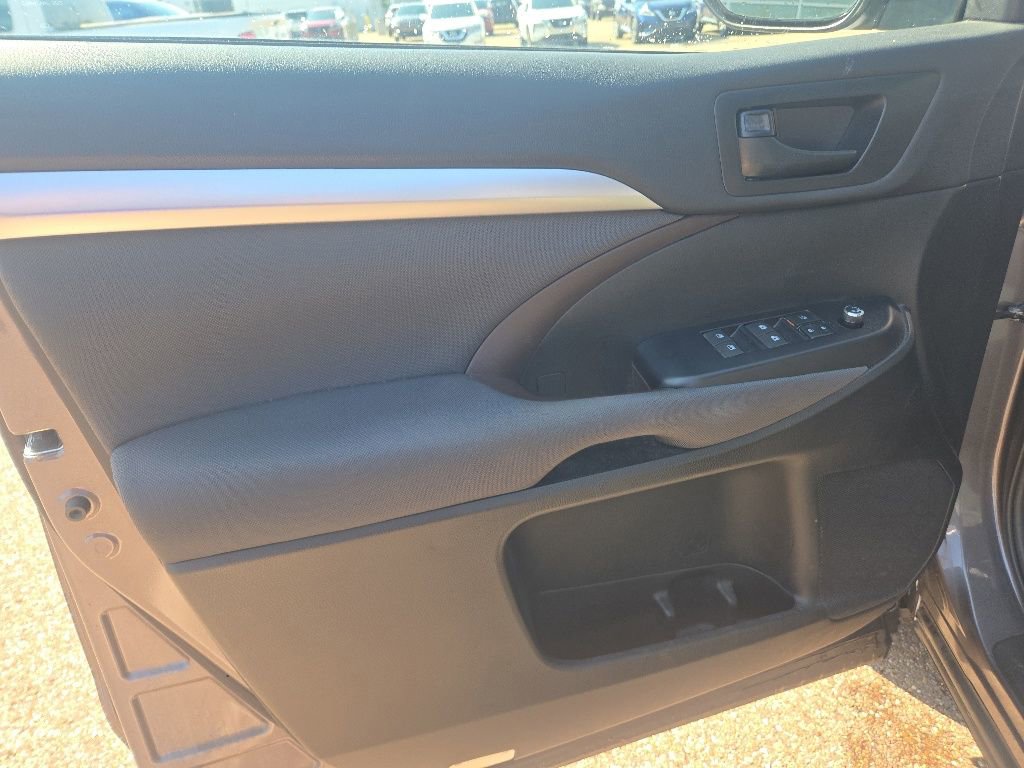 Used 2019 Toyota Highlander LE AWD/4WD image 10