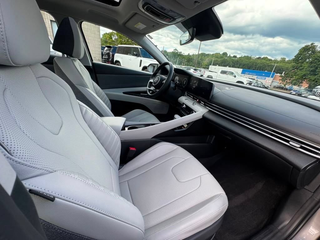 Certified 2023 Hyundai Elantra Limited FWD image 17