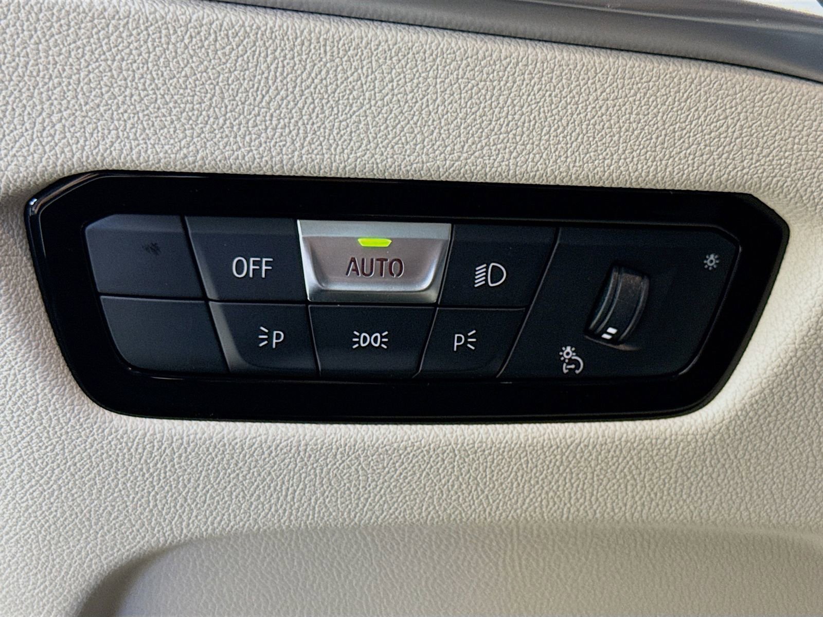 Used 2025 BMW M340i w/ Premium Package image 10