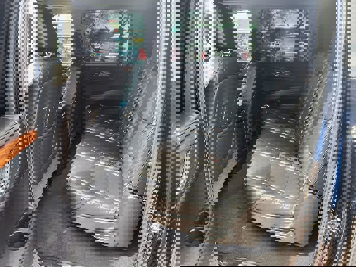 Used 2017 Cadillac Escalade ESV Luxury image 15