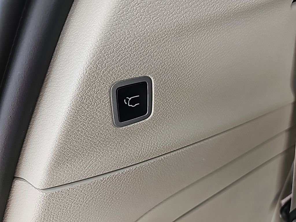 Certified 2024 Chrysler Pacifica Select w/ Uconnect Theater Family Group image 24