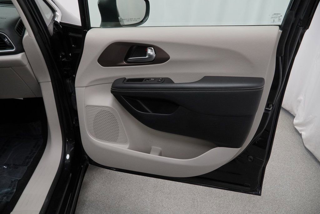 Used 2023 Chrysler Voyager LX image 41