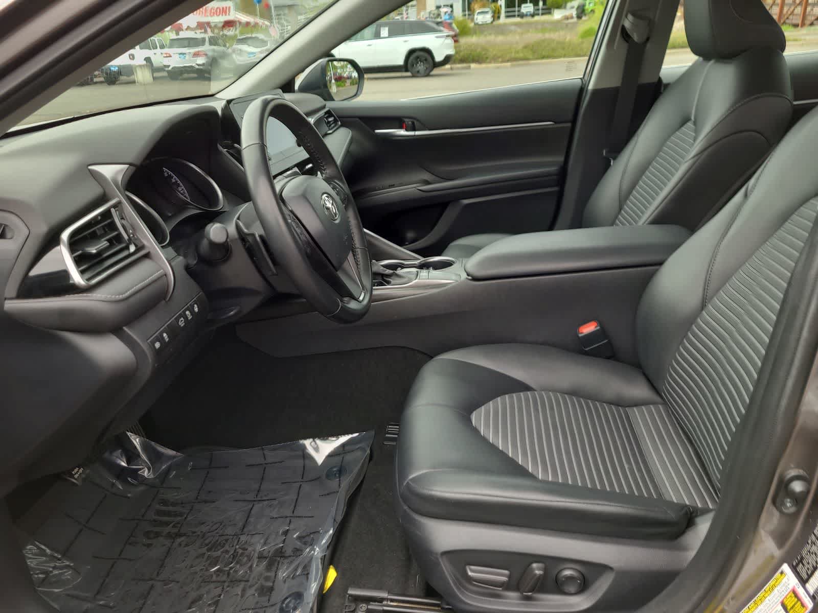 Used 2023 Toyota Camry SE w/ Cold Weather Package FWD image 19