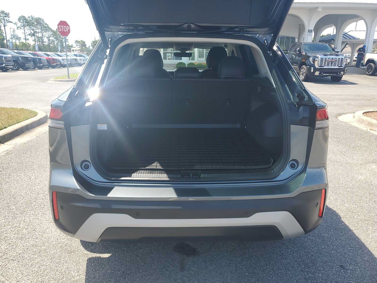 Used 2025 Volkswagen Tiguan SE FWD image 5