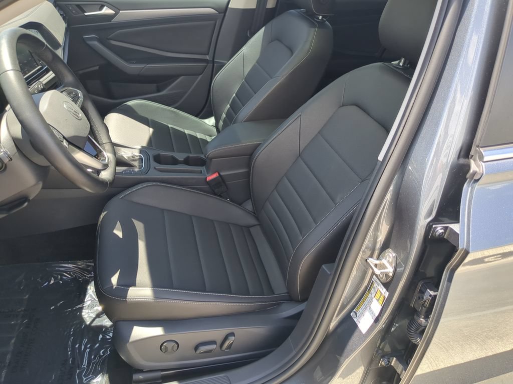 Certified 2024 Volkswagen Jetta SE w/ Panoramic Sunroof Package FWD image 20