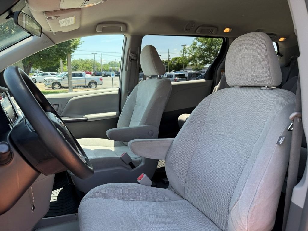 Used 2019 Toyota Sienna L FWD image 13