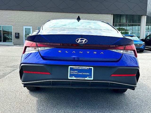 Certified 2025 Hyundai Elantra SE w/ Cargo Package FWD image 10