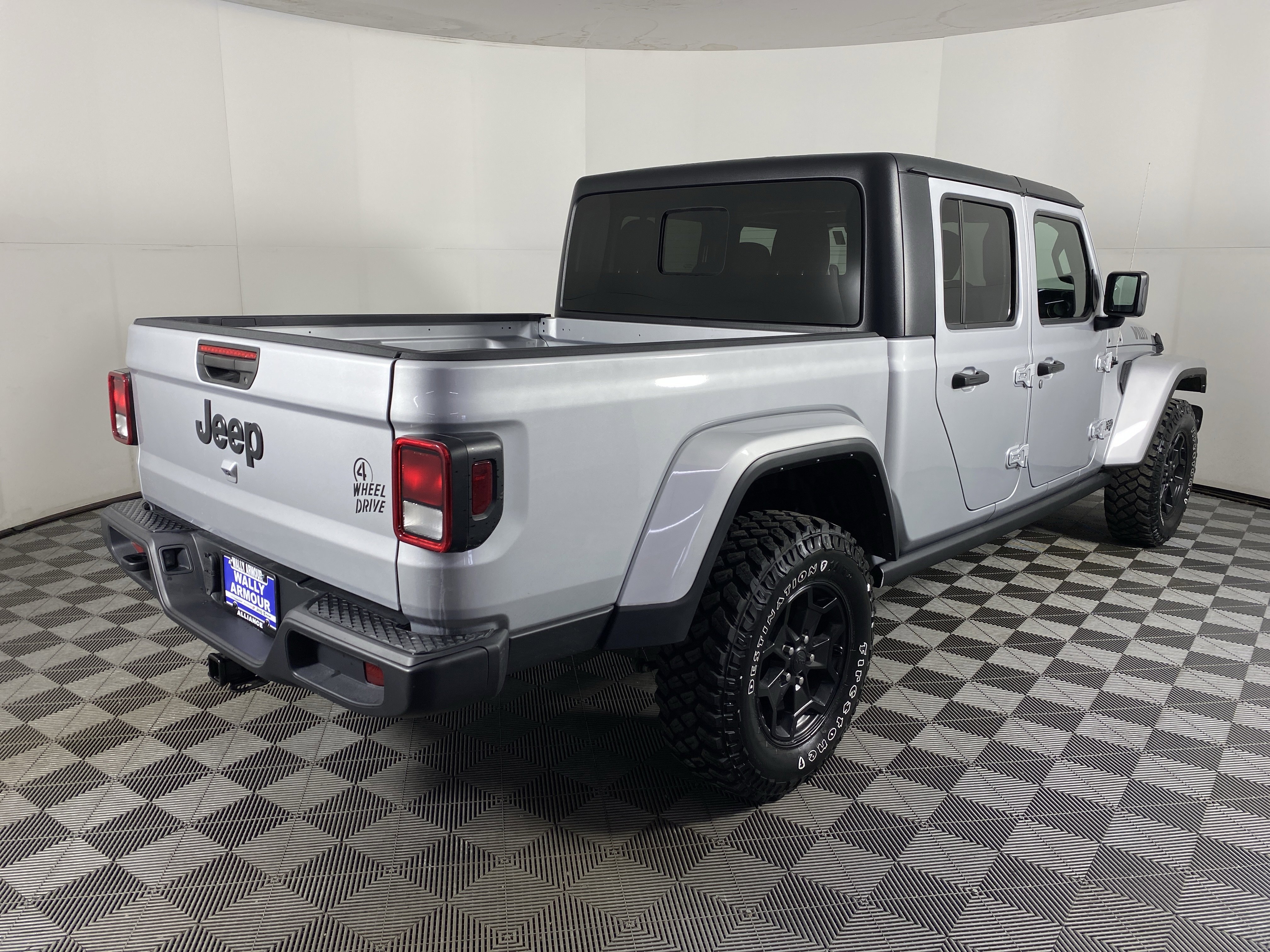 Used 2022 Jeep Gladiator Willys AWD/4WD image 7