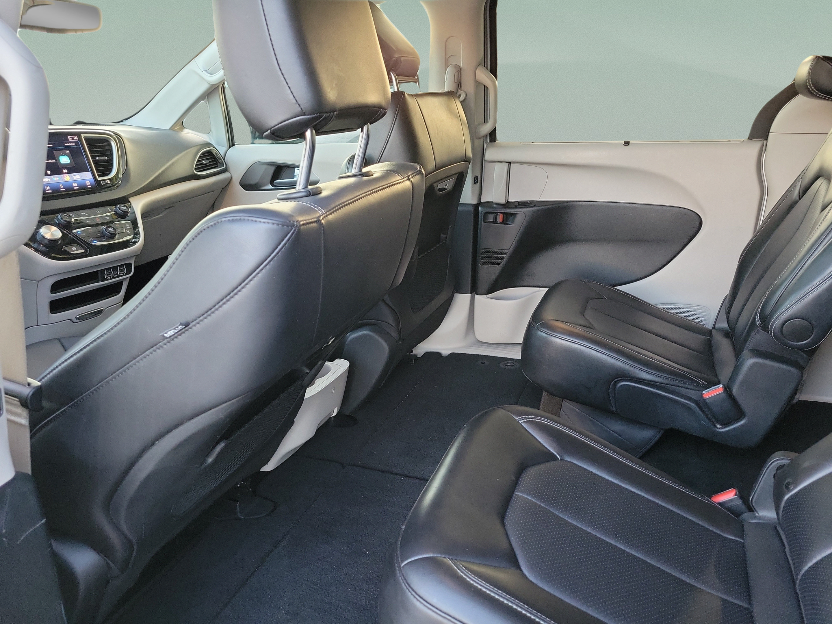 Used 2024 Chrysler Pacifica Touring-L FWD image 9