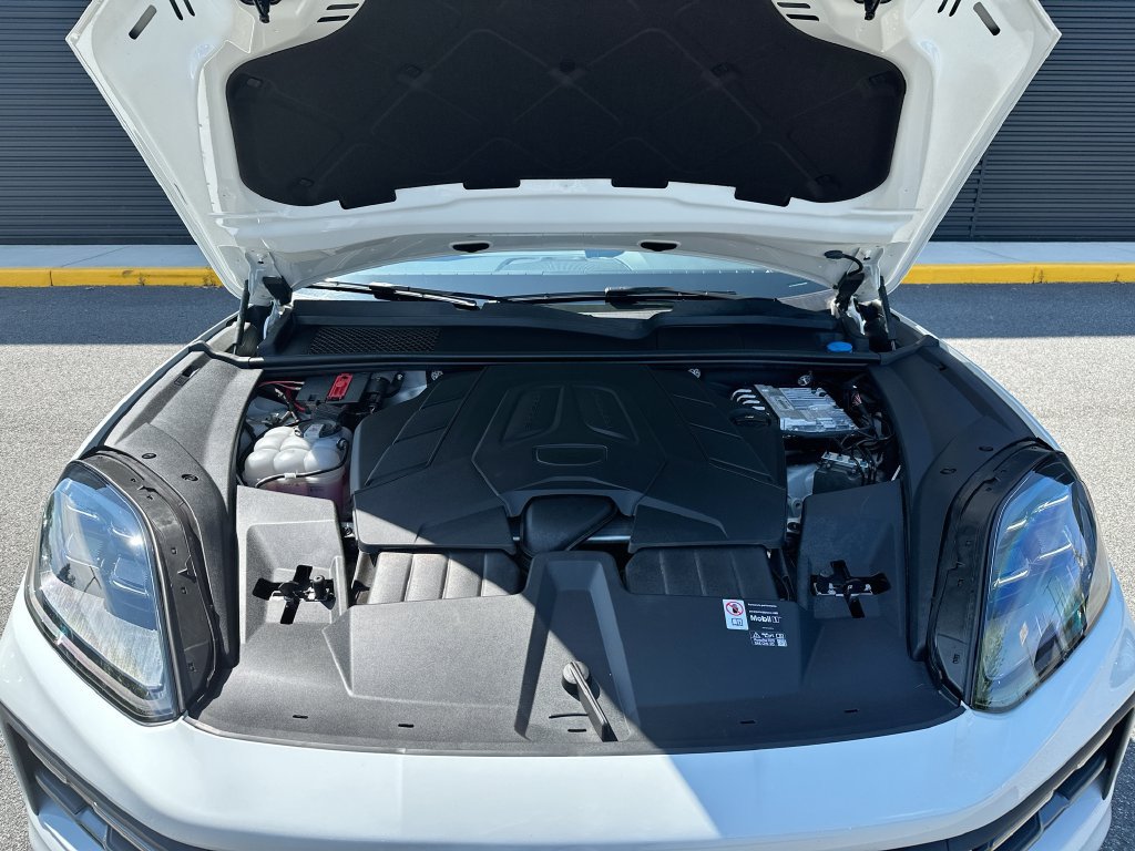 Certified 2026 Porsche Cayenne AWD/4WD image 32
