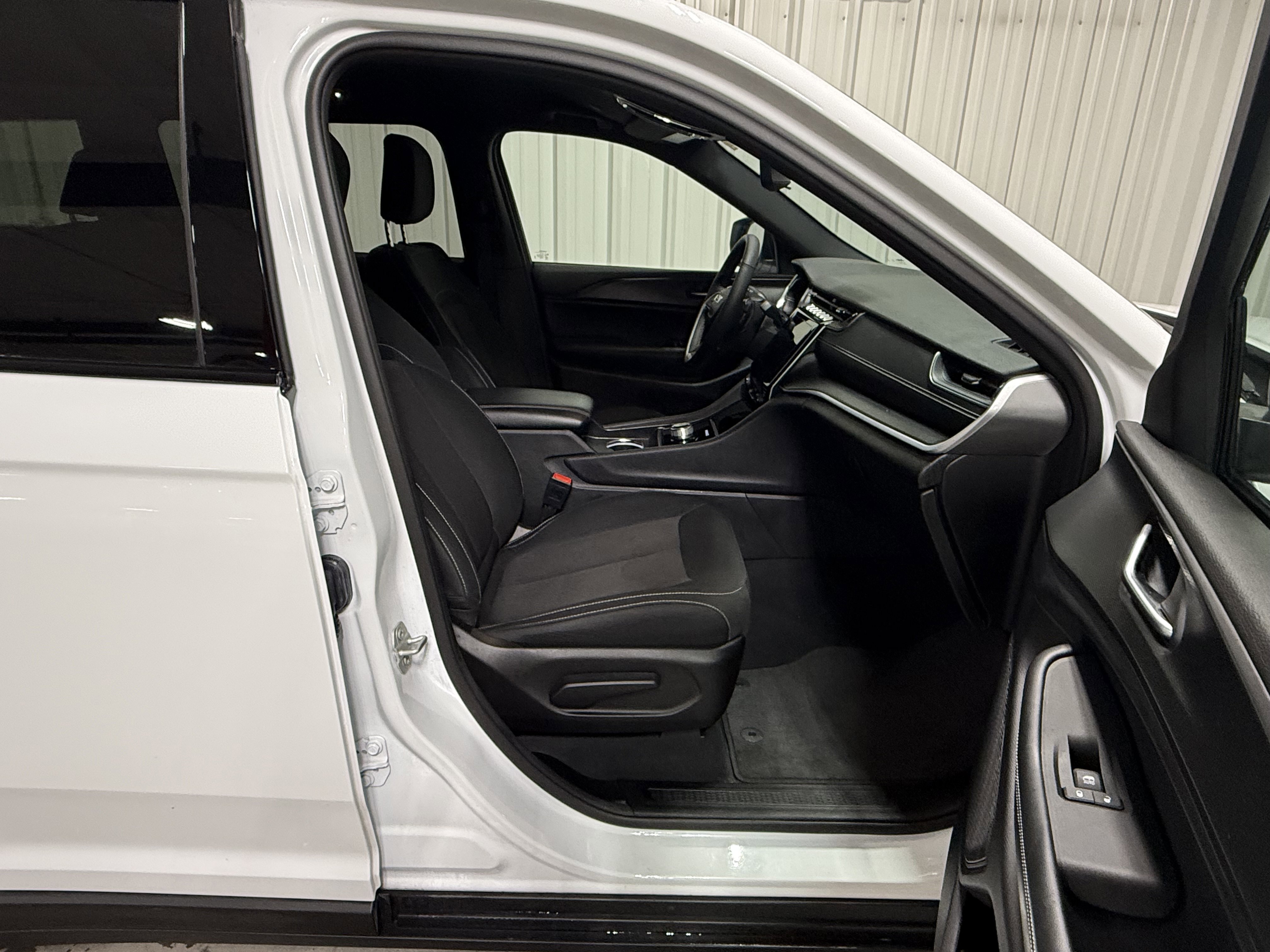 Used 2024 Jeep Grand Cherokee L Laredo w/ Luxury Tech Group I image 15