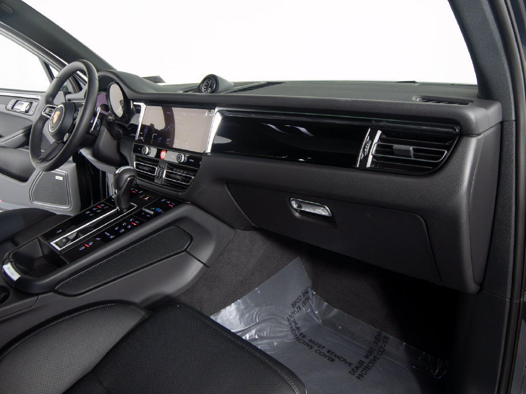 Certified 2026 Porsche Macan AWD/4WD image 34