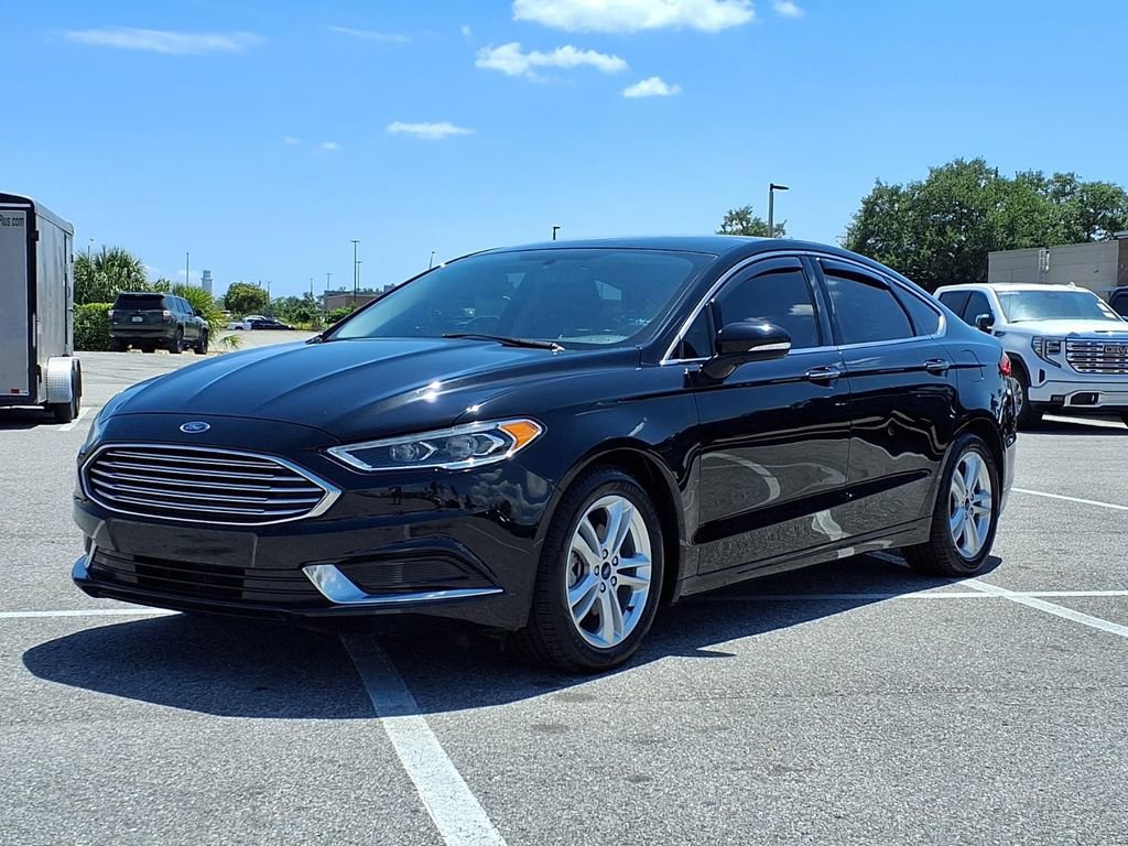Used 2018 Ford Fusion SE w/ Fusion SE Technology Package FWD image 3
