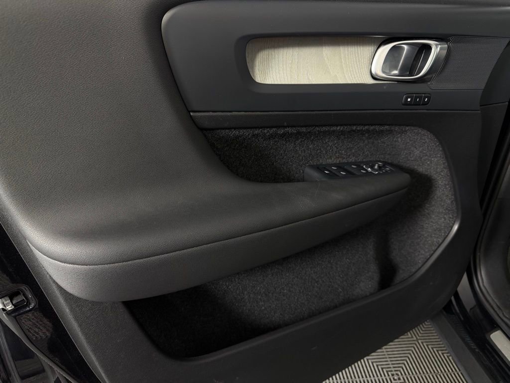 Used 2025 Volvo XC40 B5 Plus image 25