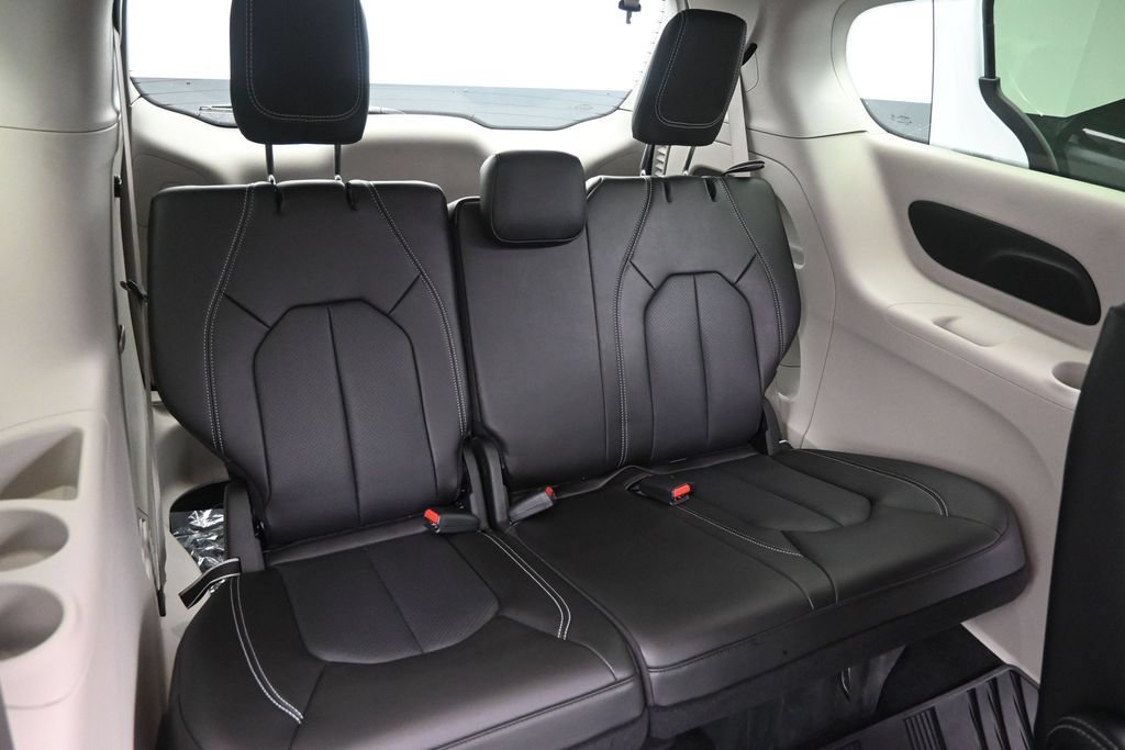 Used 2023 Chrysler Pacifica Touring-L AWD/4WD image 21