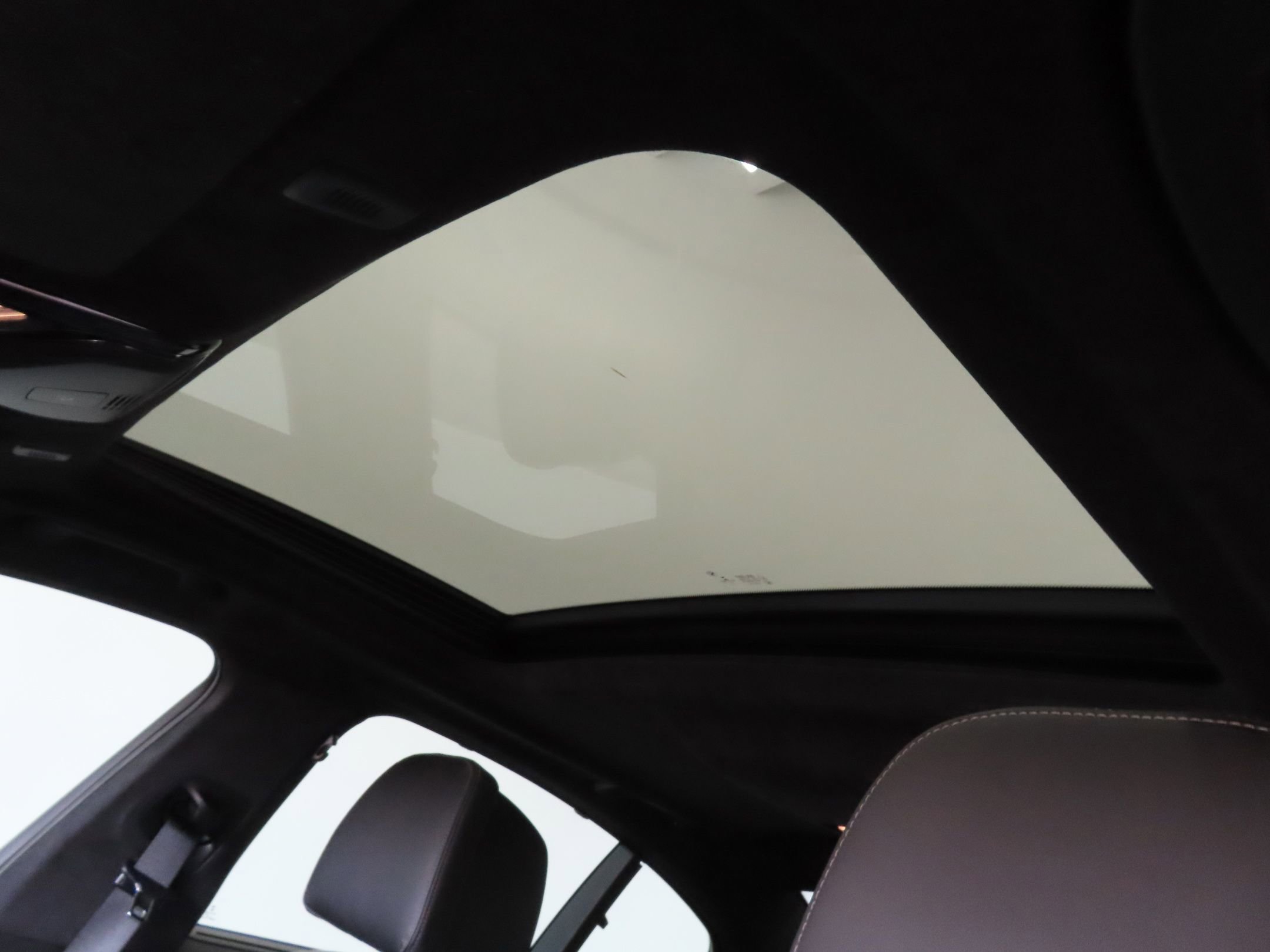 Used 2023 BMW M550i xDrive w/ Dynamic Handling Package image 23