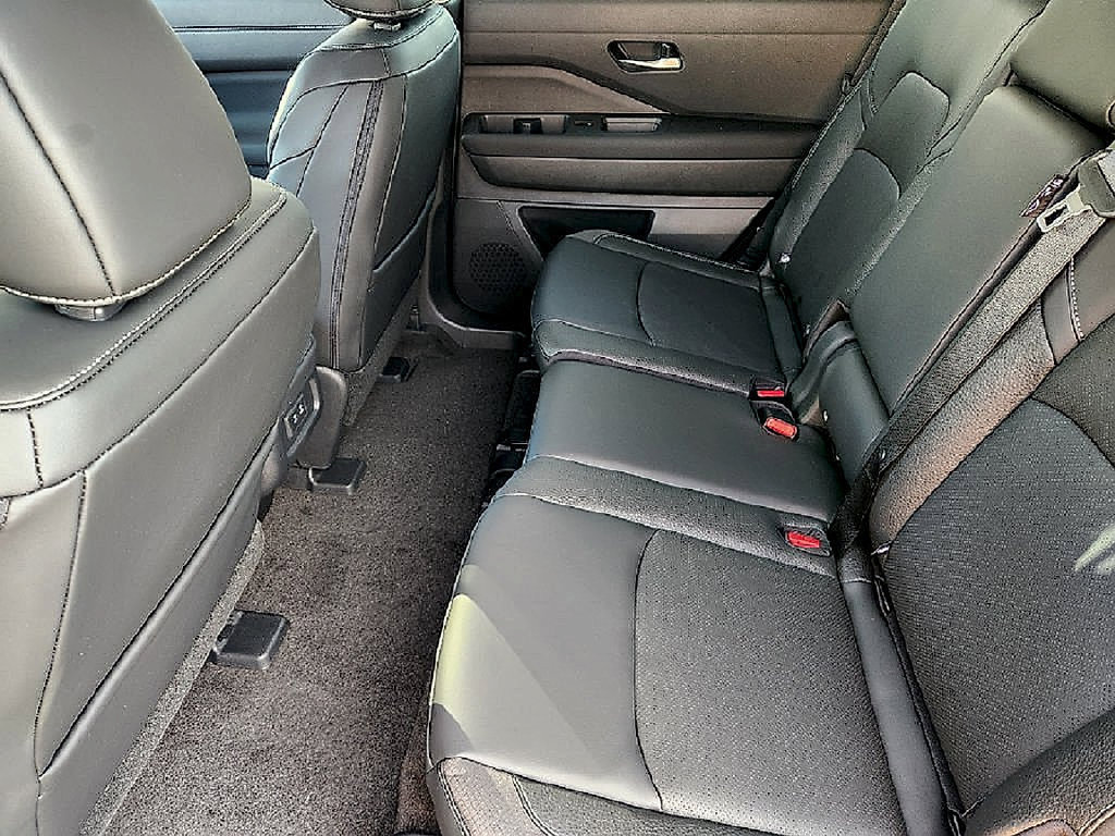 New 2026 Nissan Pathfinder SL FWD image 25