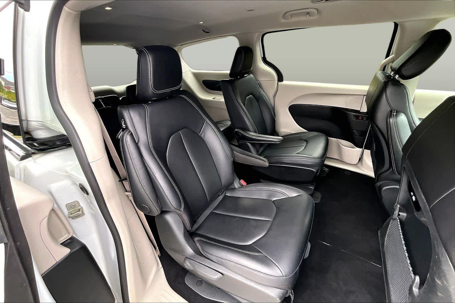 Used 2024 Chrysler Pacifica Limited FWD image 21