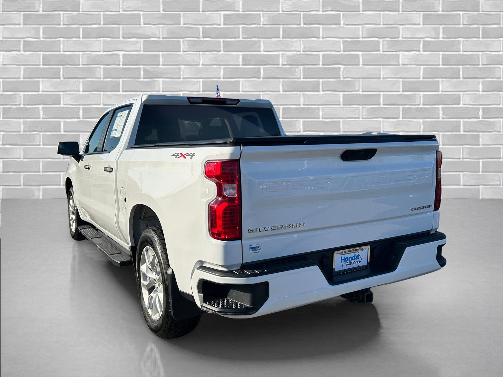 Used 2023 Chevrolet Silverado 1500 Custom image 3