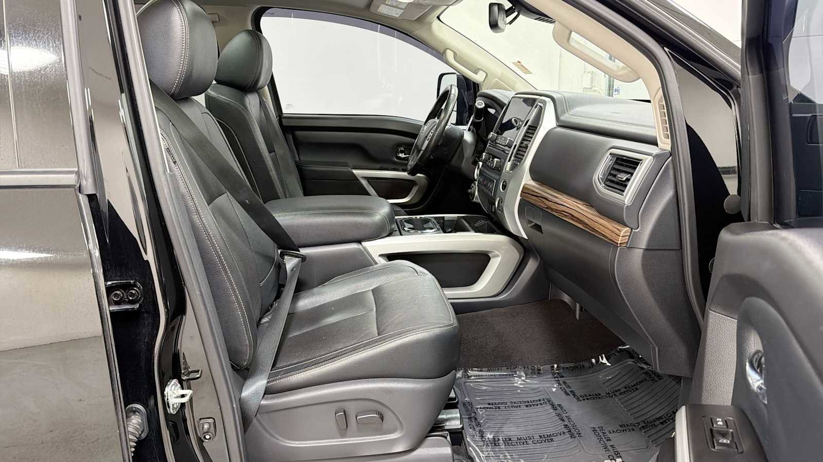 Used 2020 Nissan Titan SL w/ Moonroof Package AWD/4WD image 30