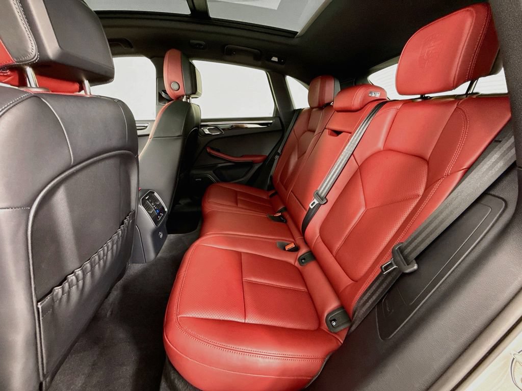 Certified 2025 Porsche Macan AWD/4WD image 24