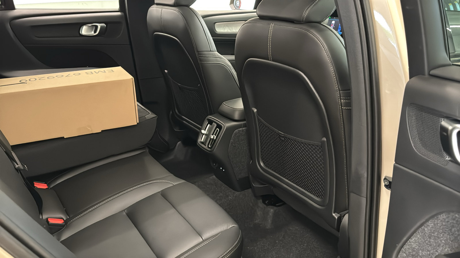 New 2026 Volvo XC40 B5 Ultra w/ Climate Package AWD/4WD image 28