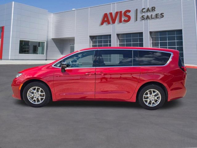 Used 2025 Chrysler Pacifica Select FWD image 11