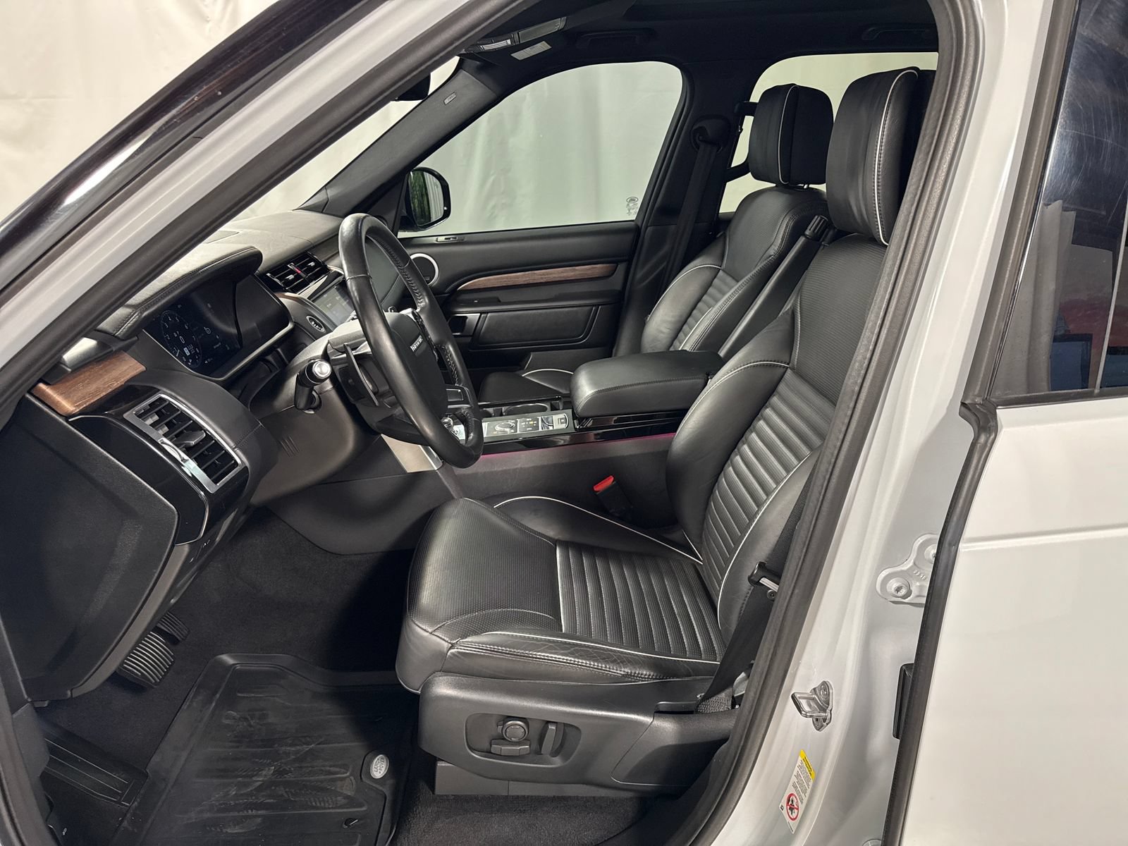 Used 2019 Land Rover Discovery HSE Luxury AWD/4WD image 3