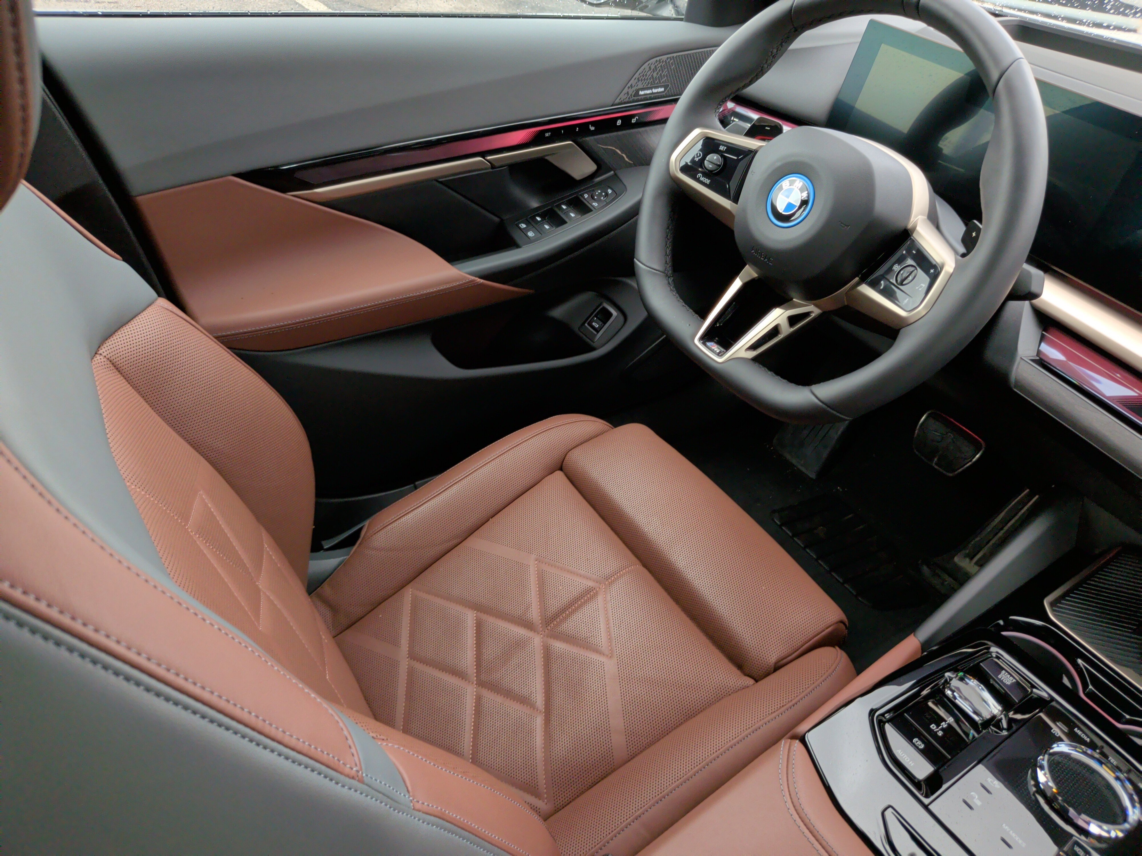 Certified 2025 BMW 550e xDrive w/ Executive Package image 35