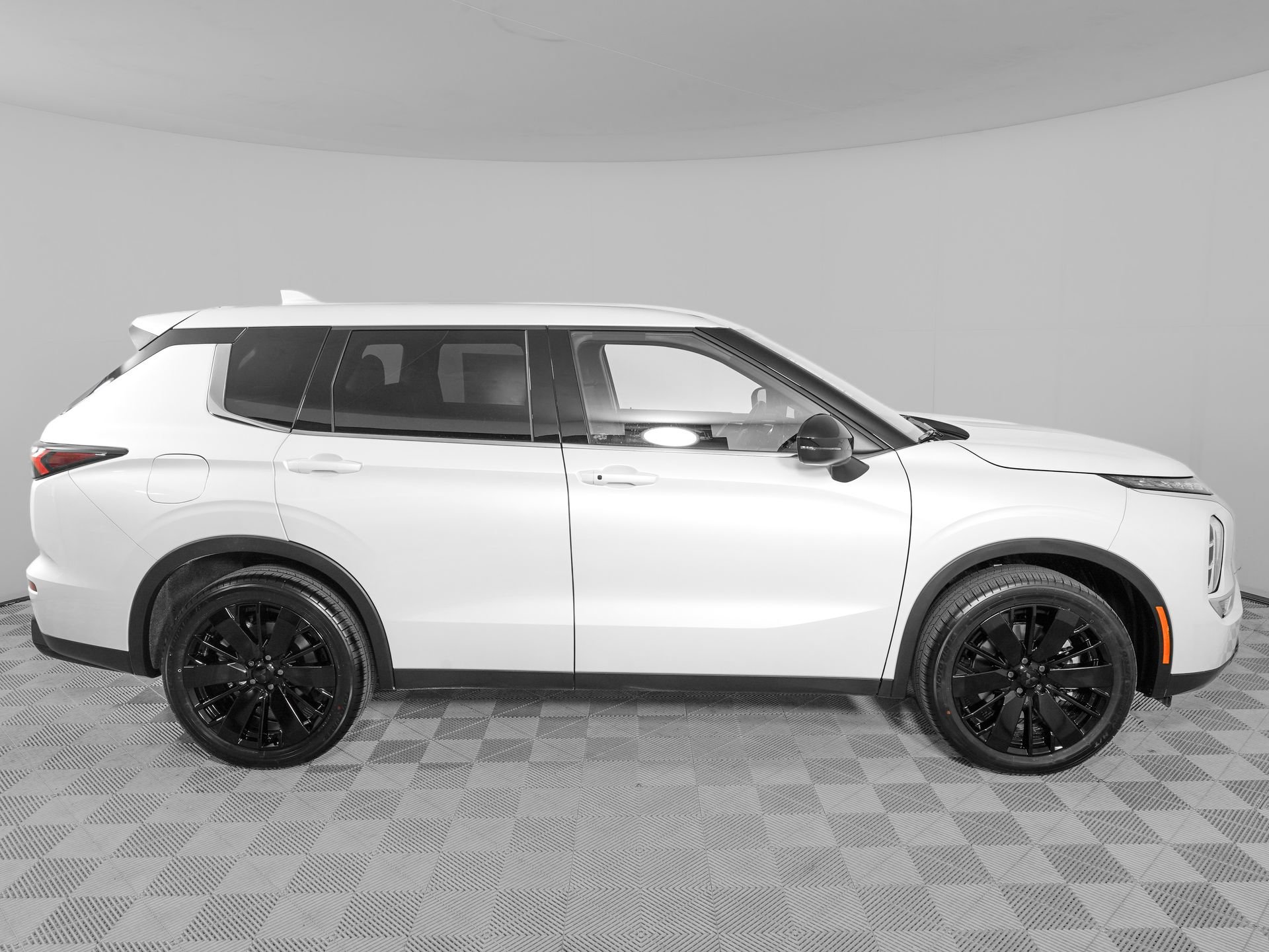 New 2026 Mitsubishi Outlander LE FWD image 5