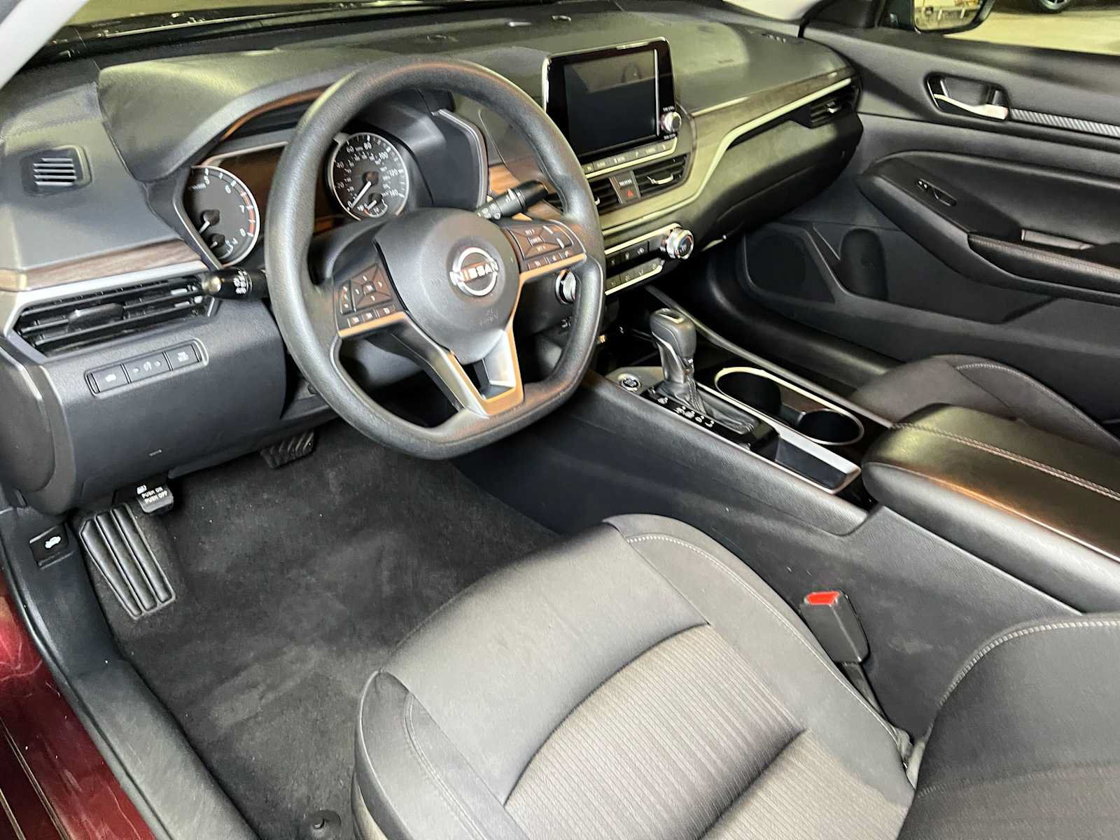 Used 2024 Nissan Altima 2.5 SV FWD image 25