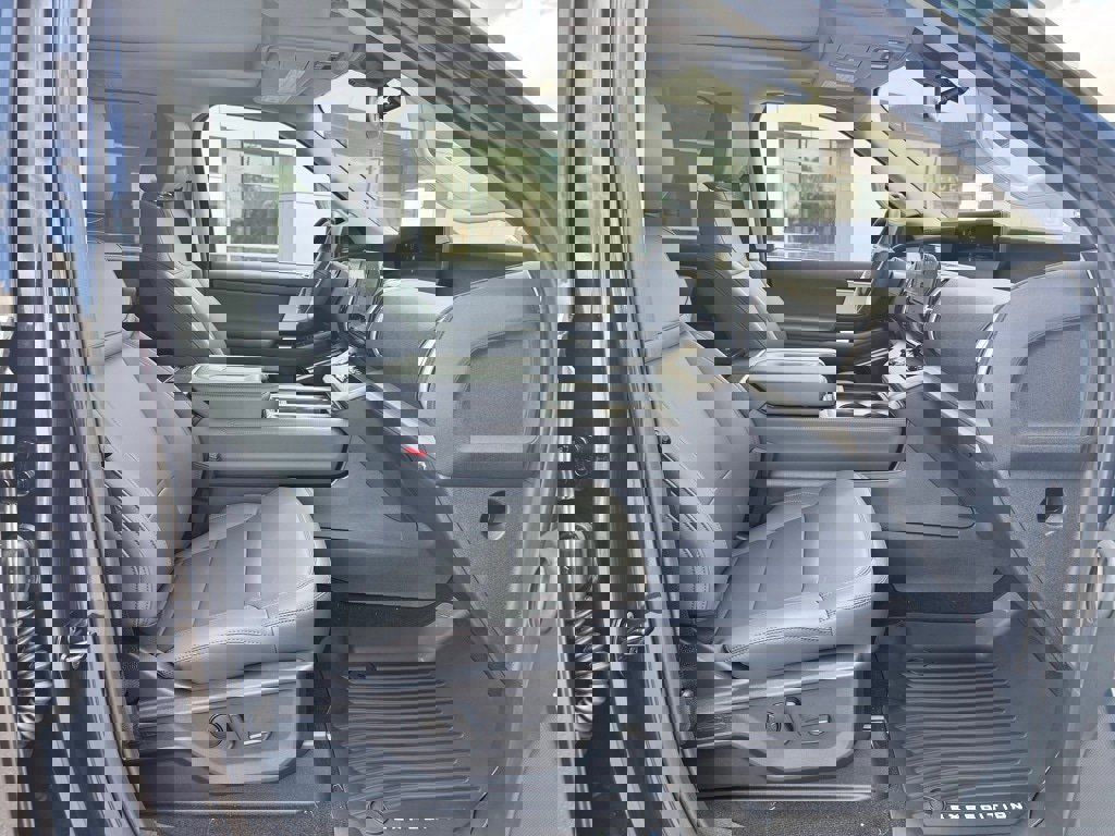 New 2025 Ford Expedition Active image 18