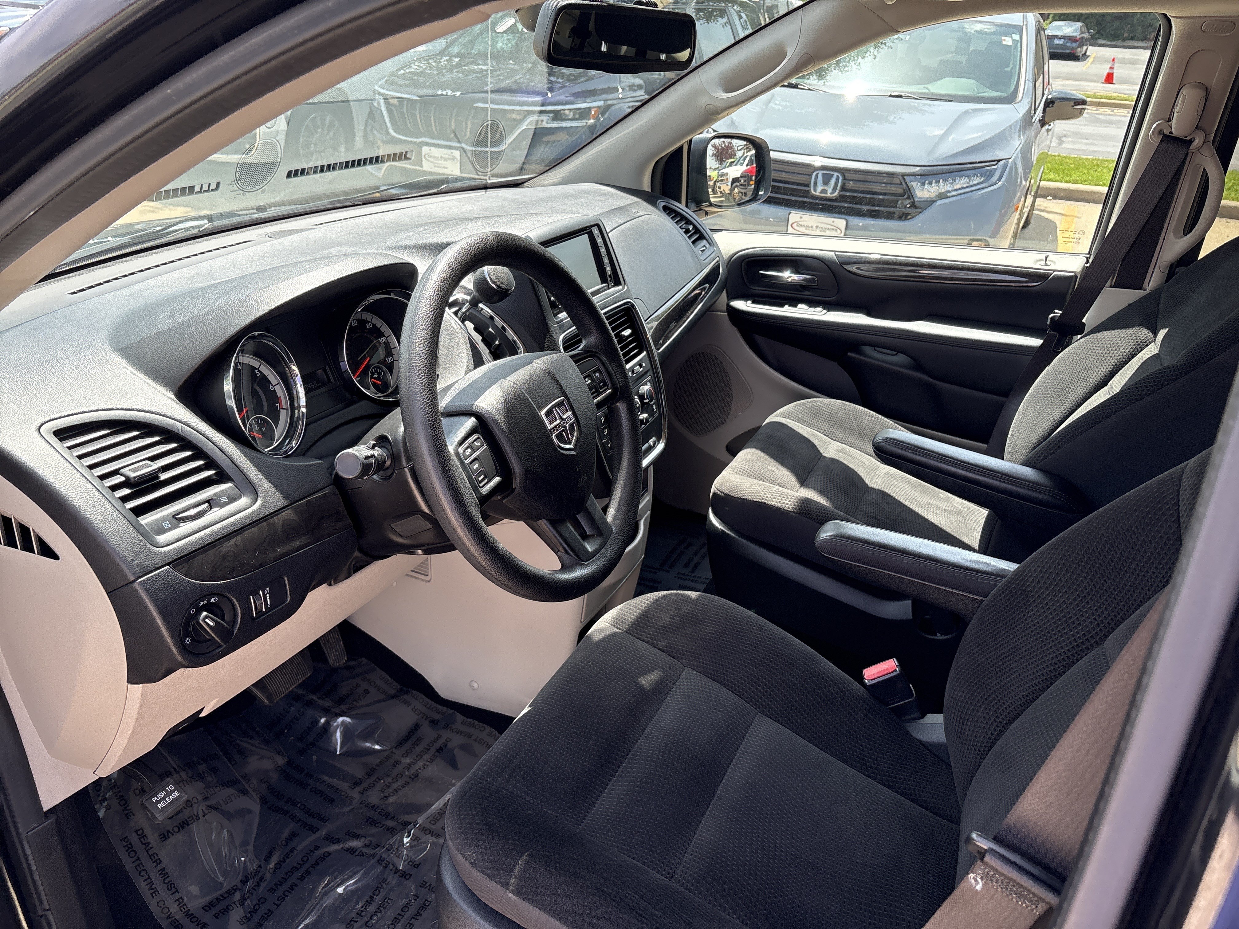 Used 2019 Dodge Grand Caravan SE w/ UConnect Hands-Free Group FWD image 11