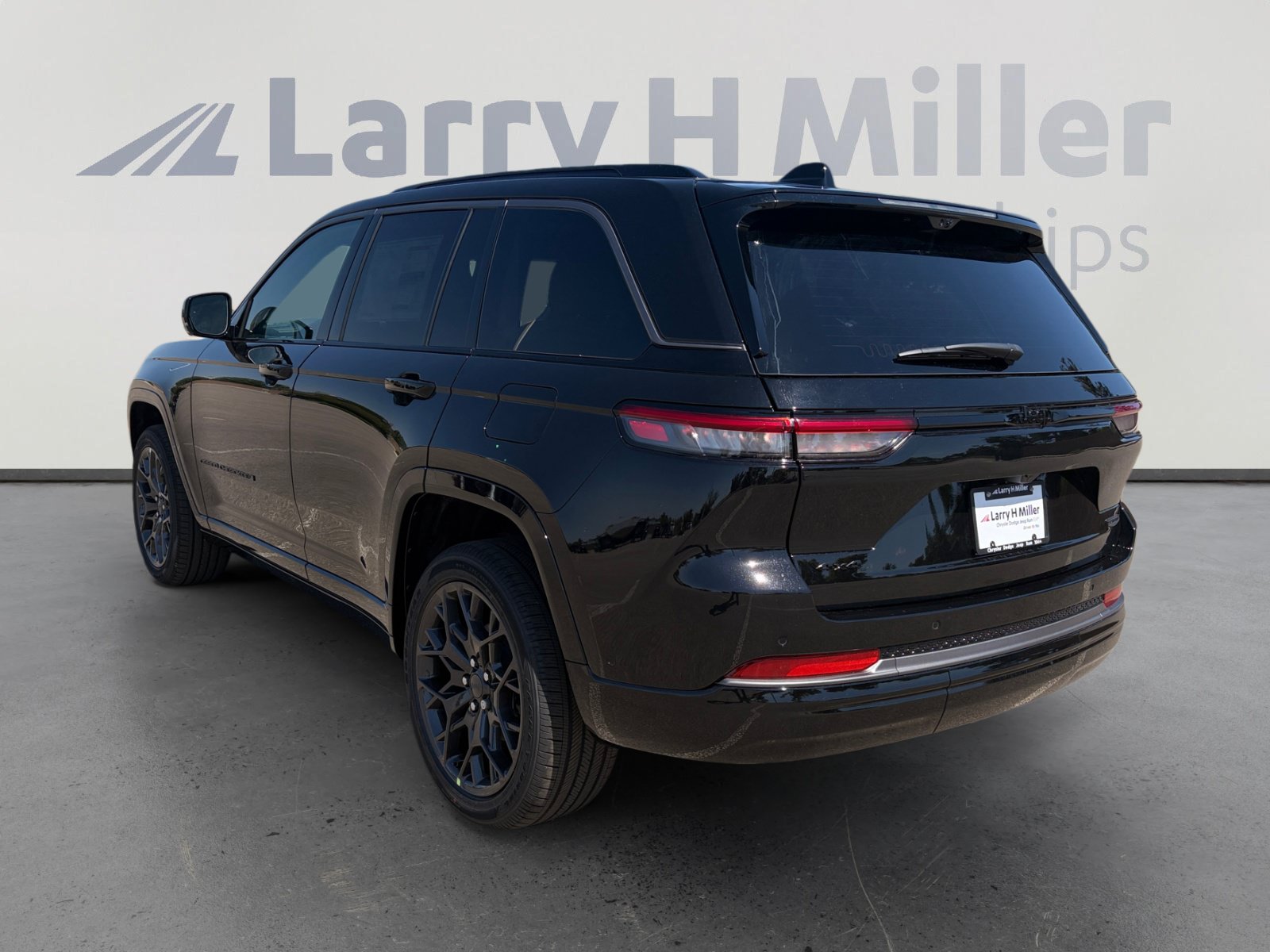 New 2026 Jeep Grand Cherokee Summit w/ Obsidian Package AWD/4WD image 4