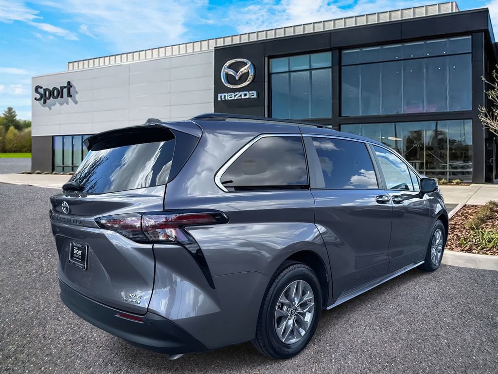 Used 2023 Toyota Sienna XLE image 3