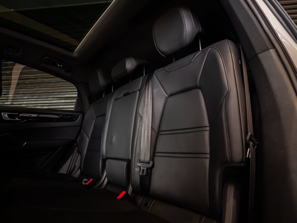 Certified 2023 Porsche Cayenne Coupe AWD/4WD image 23